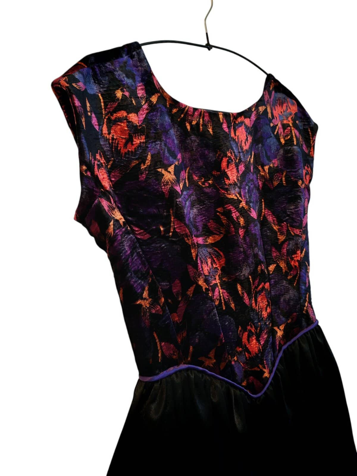 Linnanneito-henkinen vintagemekko – kuva 3