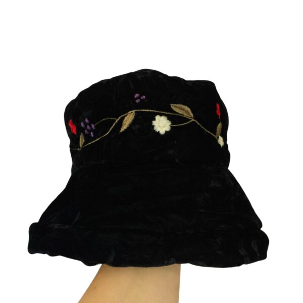 HatBox samettihattu brodeerauksin - Image 3