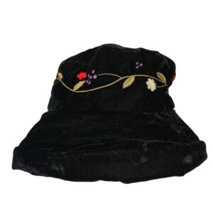 HatBox samettihattu brodeerauksin